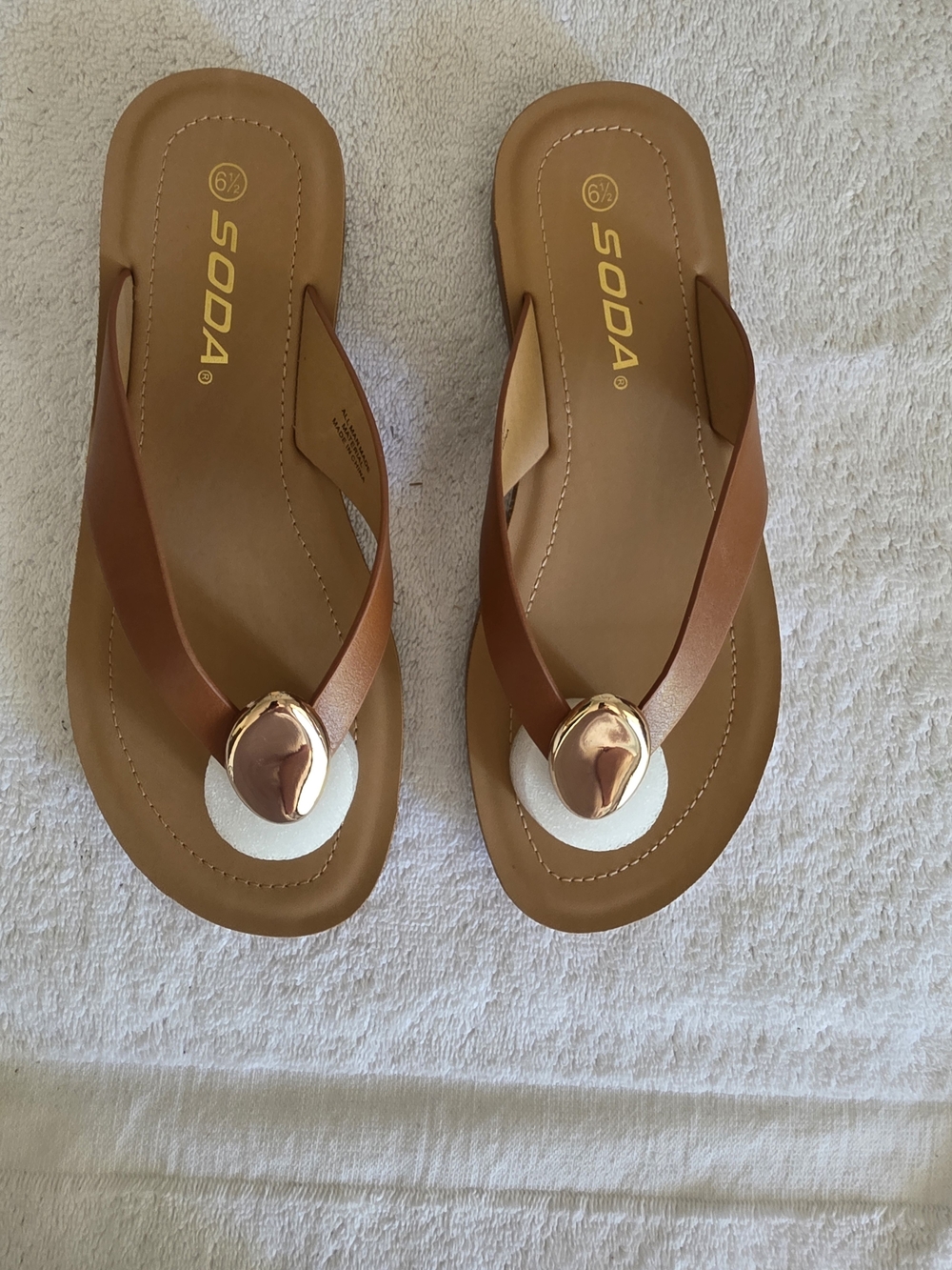 NWT SODA Jeslyn Tan Thong Sandals Flat Flip Flops Gold Hardware Button NIB